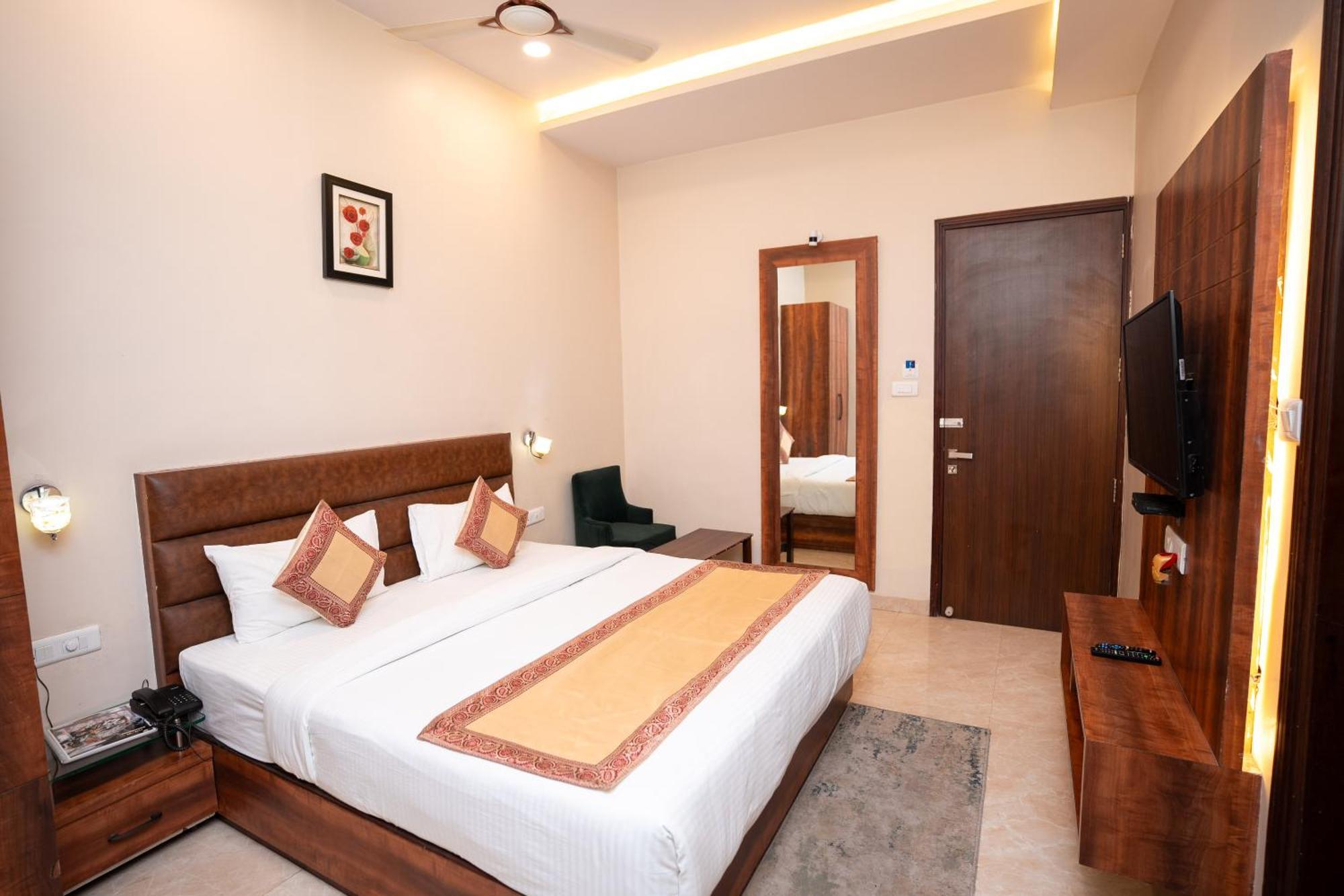 Hotel Radiance Courtyard Varanasi Exterior photo