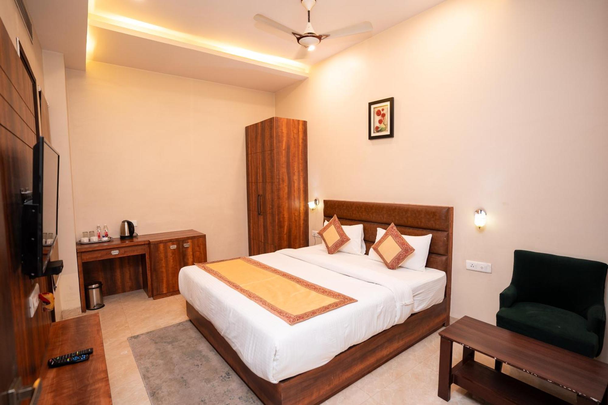 Hotel Radiance Courtyard Varanasi Exterior photo