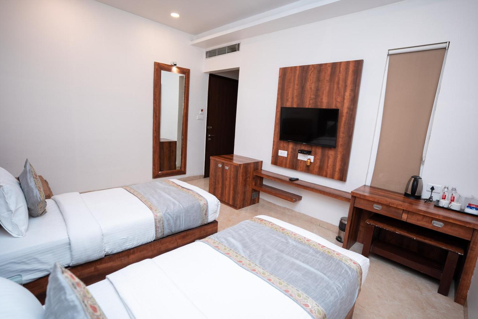 Hotel Radiance Courtyard Varanasi Exterior photo