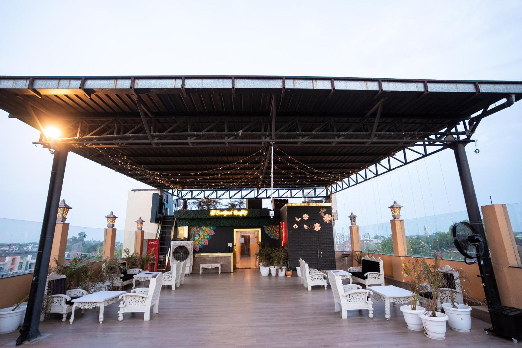 Hotel Radiance Courtyard Varanasi Exterior photo